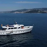 Don Maximo Yacht Hotel